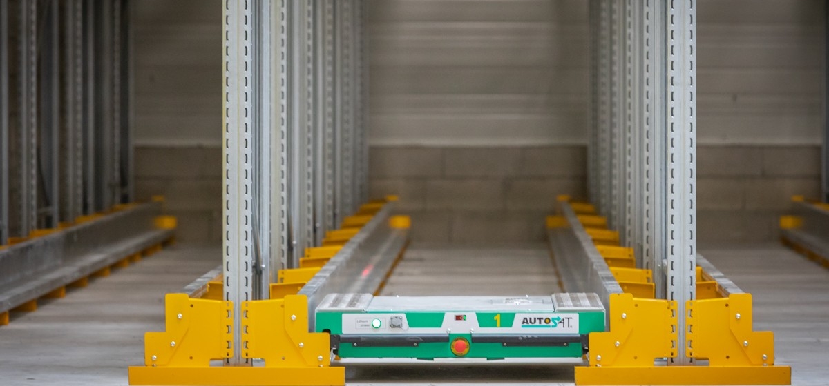 Pallett Shuttle vacío instalado en una nave de estanterías
									                        