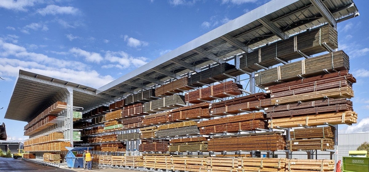 Almacenamiento de madera al aire libre bajo una estantería voladiza con toldo
									                        