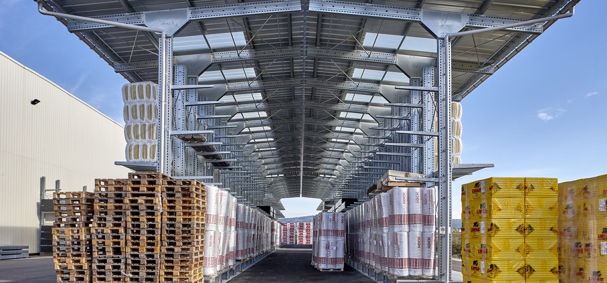 Almacenamiento exterior de materiales en 2 estanterías cantiléver de doble cara equipadas con toldos
									                        