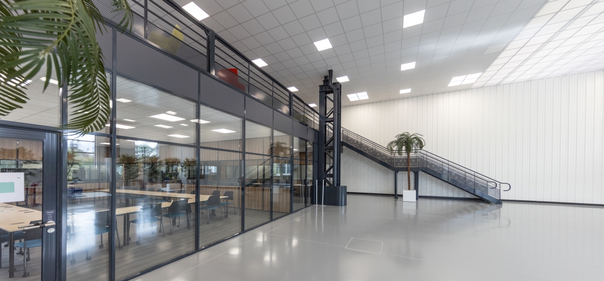 plataforma, mampara de oficina y escalera ERP
									                        