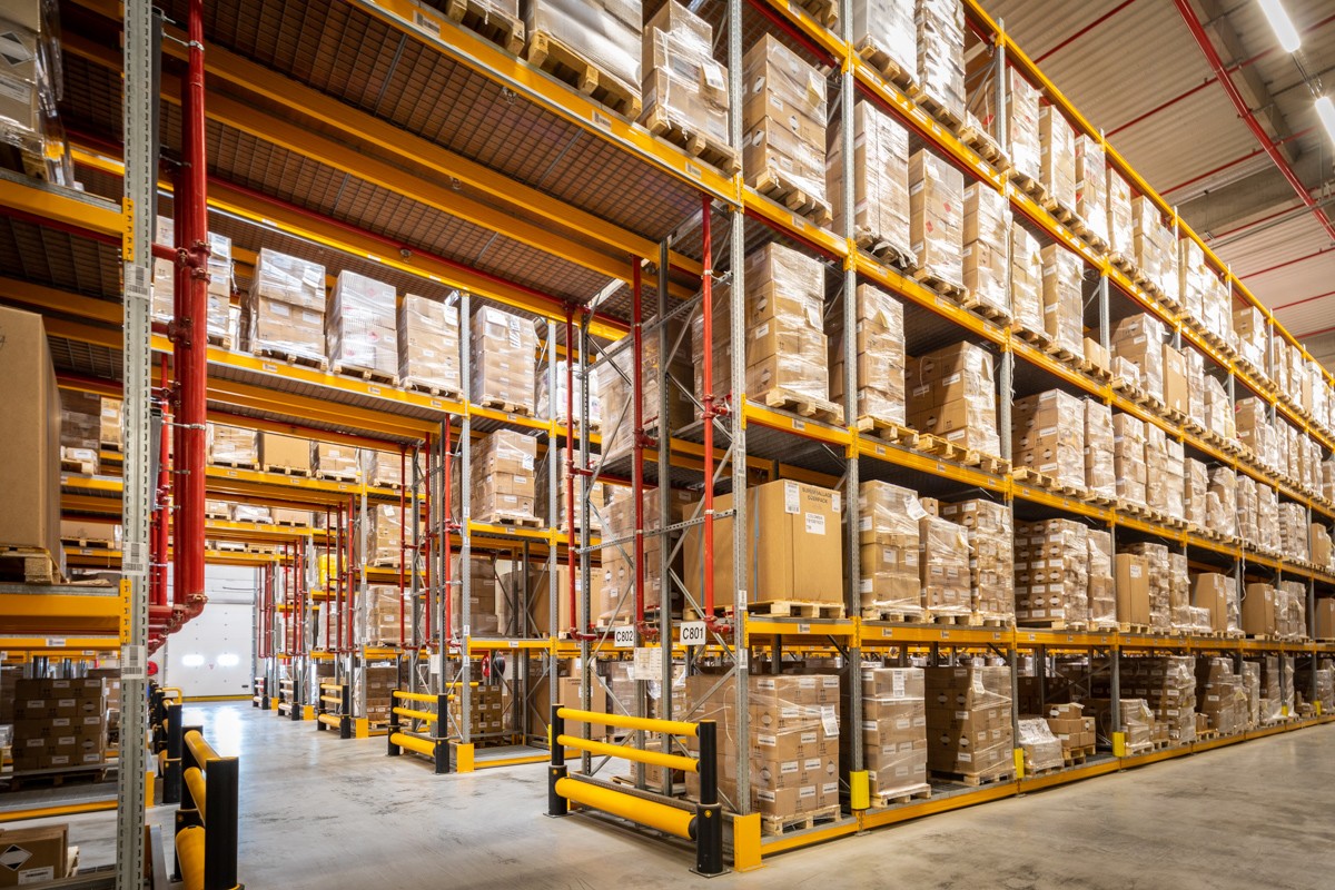 Almacenamiento de palets en estanterías pesadas en un almacén