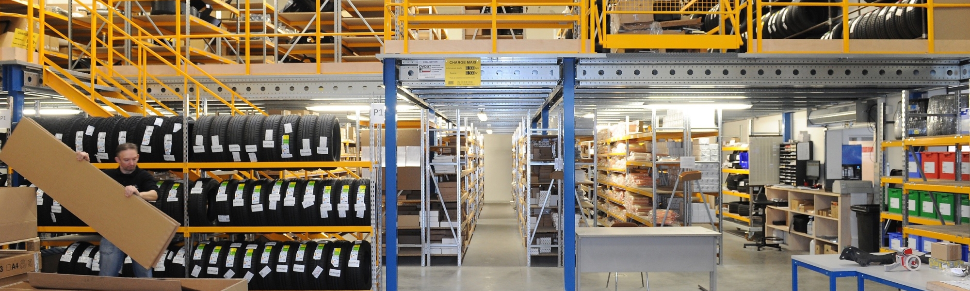 Solución de plataforma-mezzanina instalada en un taller de automóviles