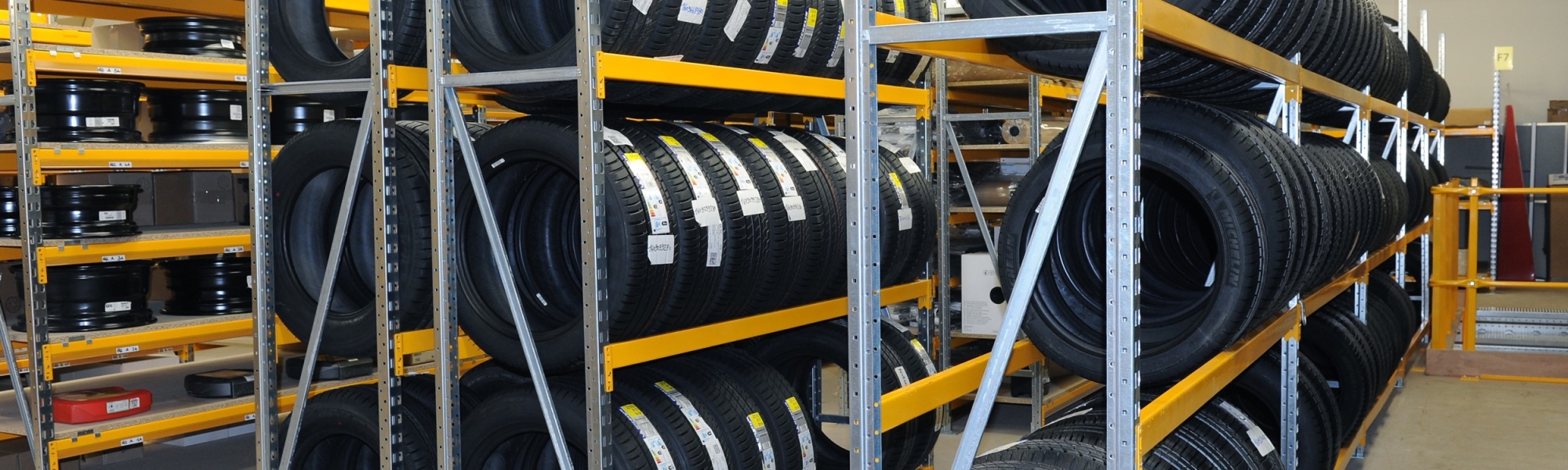 Neumáticos almacenados en estanterías Prorack+ en un almacén de piezas de automóvil