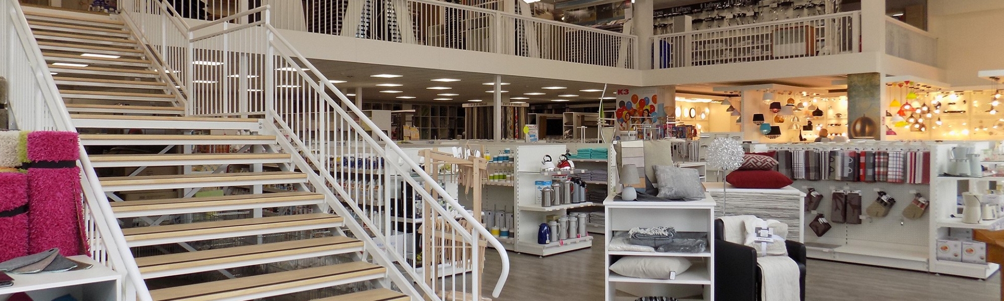 Escalera y plataforma ERP instaladas en una tienda