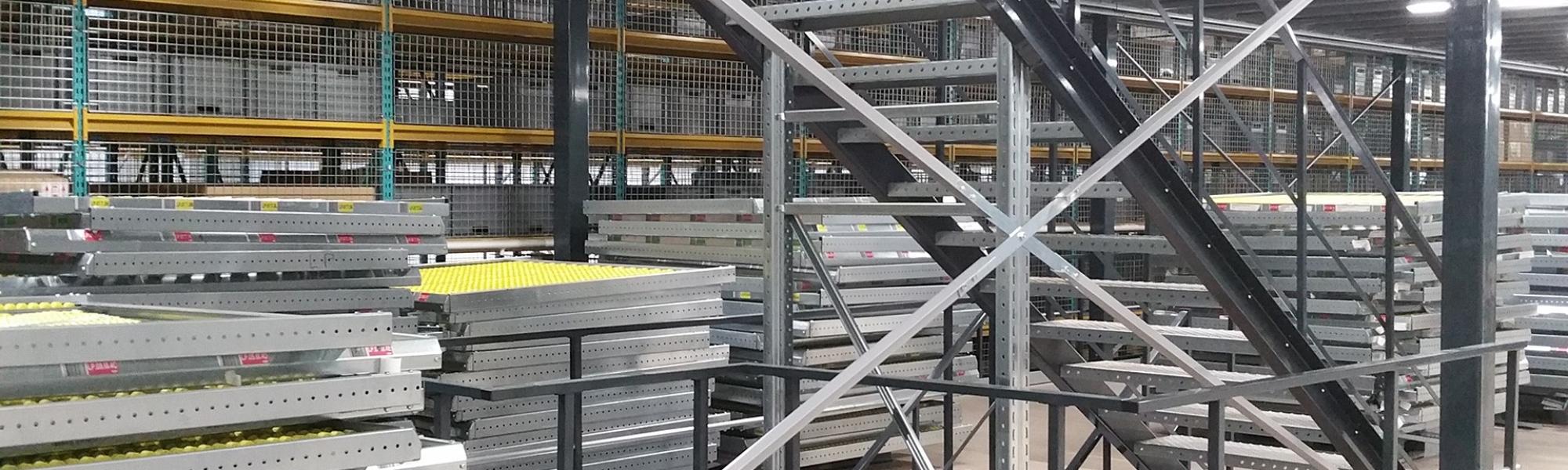 Escalera metálica instalada en un centro tecnológico de Renault