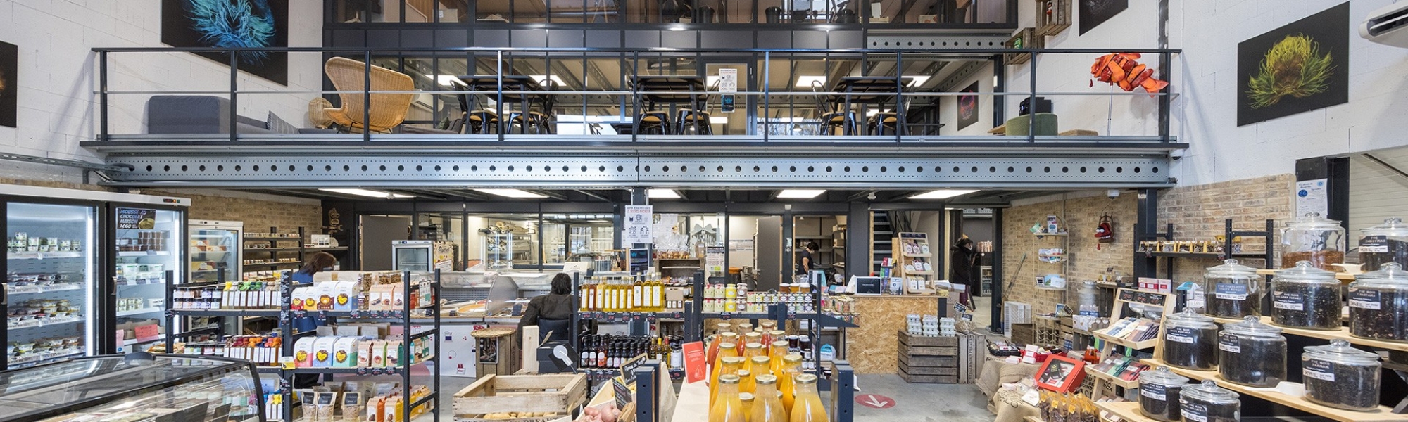 Plataforma metálica que soporta un espacio de coworking en una tienda de alimentación