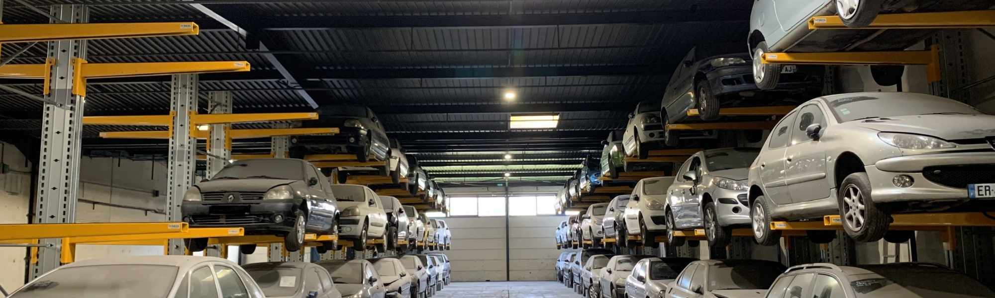 Almacén con coches almacenados en estanterías altas