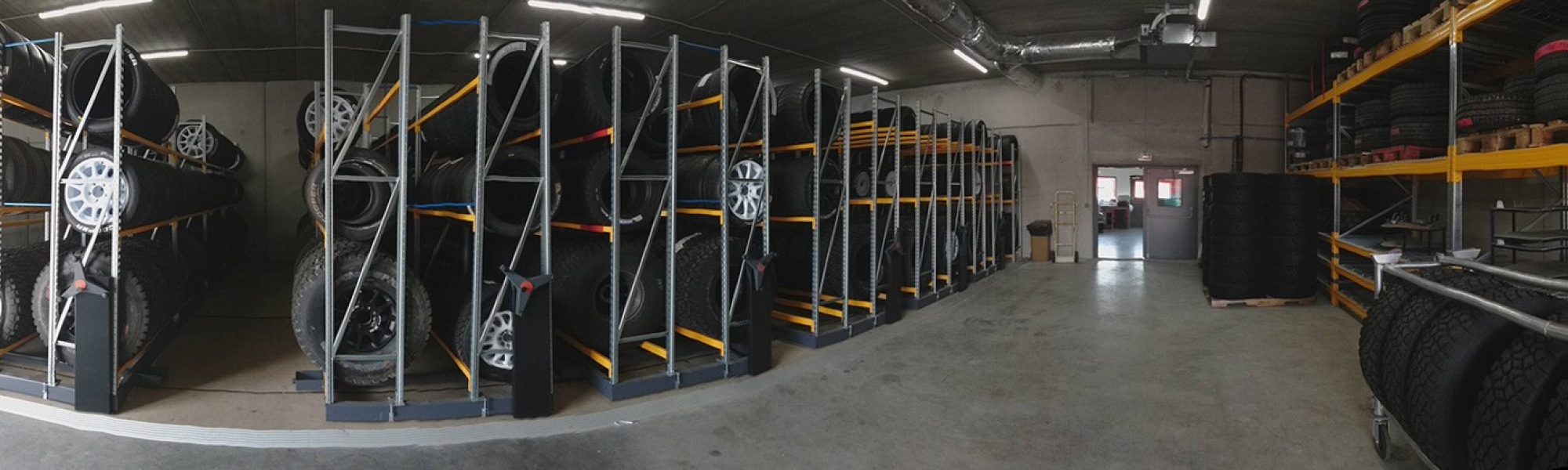 Estantería móvil utilizada en un taller de automóviles para almacenar neumáticos