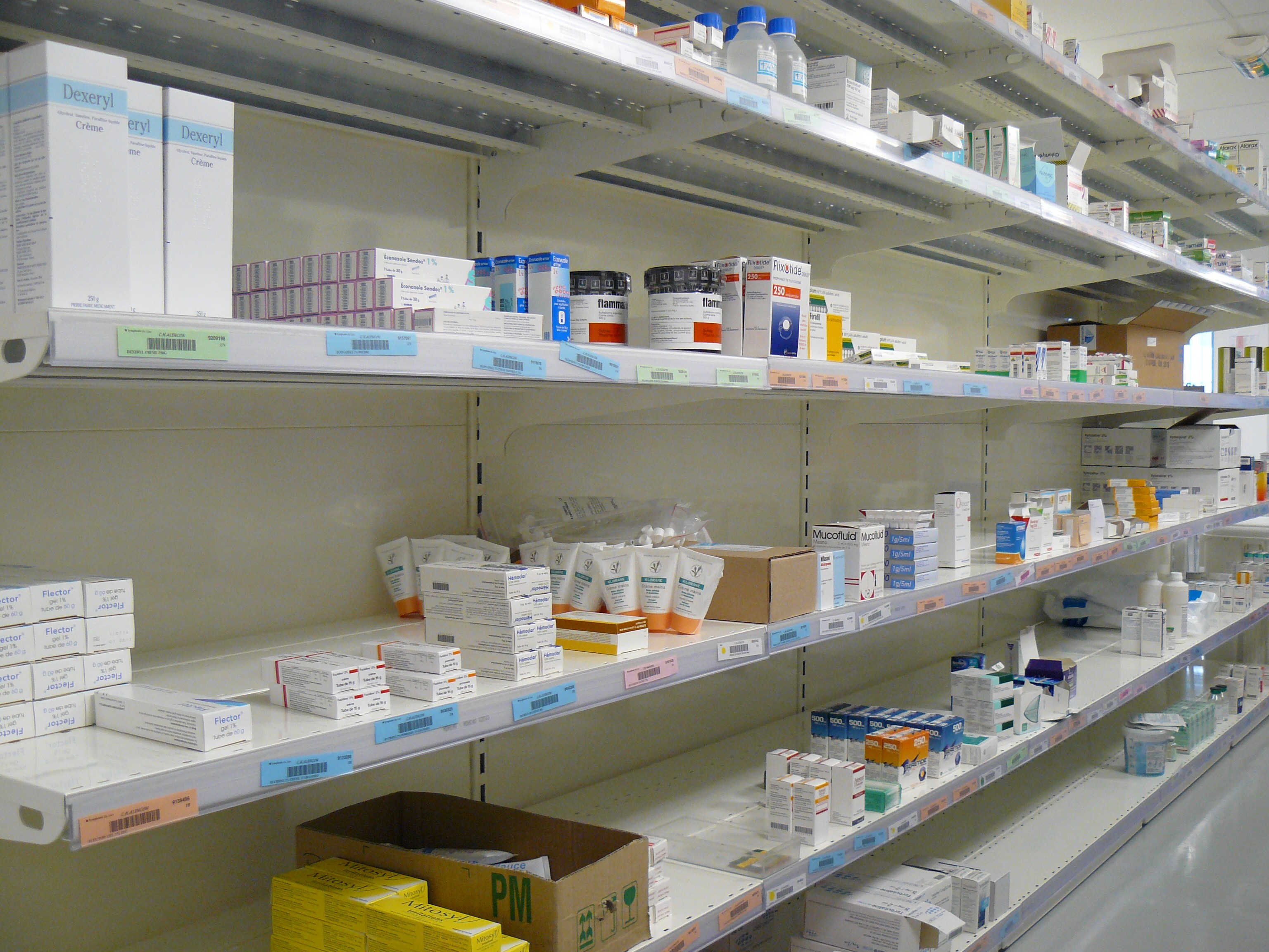 Estanterías en una farmacia 