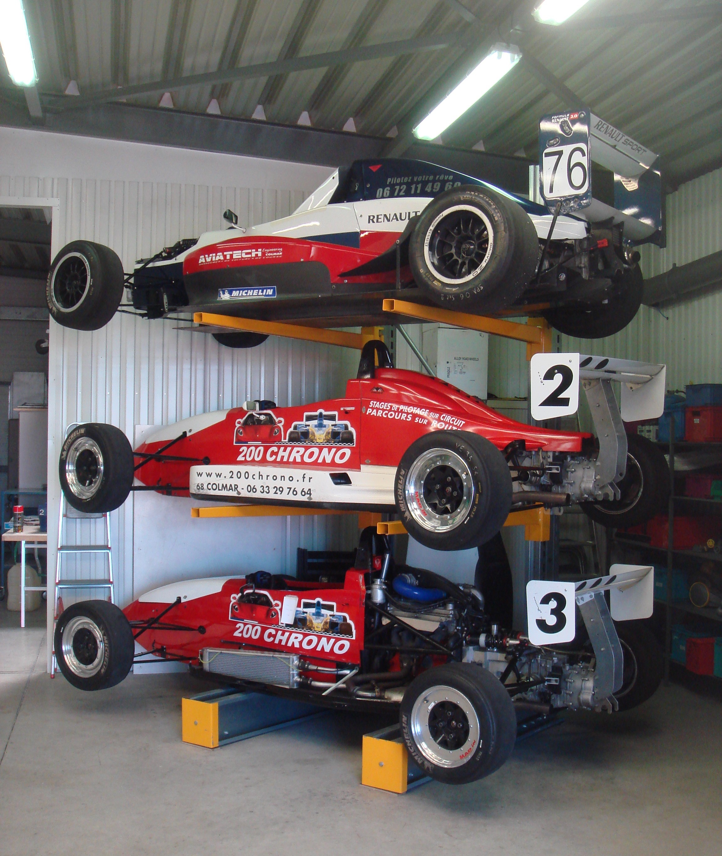 altura de almacenamiento -3-coches-circuito-en-estantes