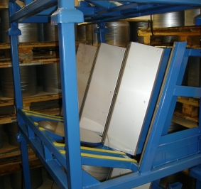 Sistema de paletas industriales basculantes para almacenar discos de chapa
			