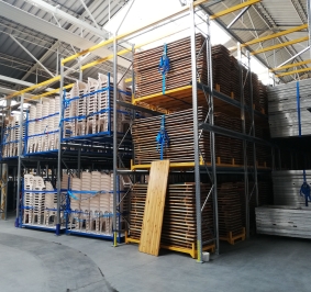 Palé de almacenamiento para mesas y sillas
			