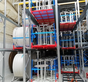 Palé de almacenamiento de mesas altas para eventos
			