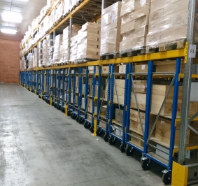 Carro para cajas de vino instalado en estanterías
			