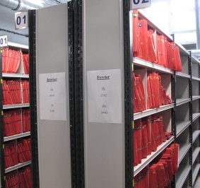 Almacenamiento de archivos en estanterías metálicas para un centro hospitalario
			