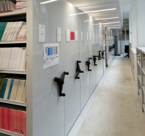 Estanterías móviles Proroll instaladas en una biblioteca
			