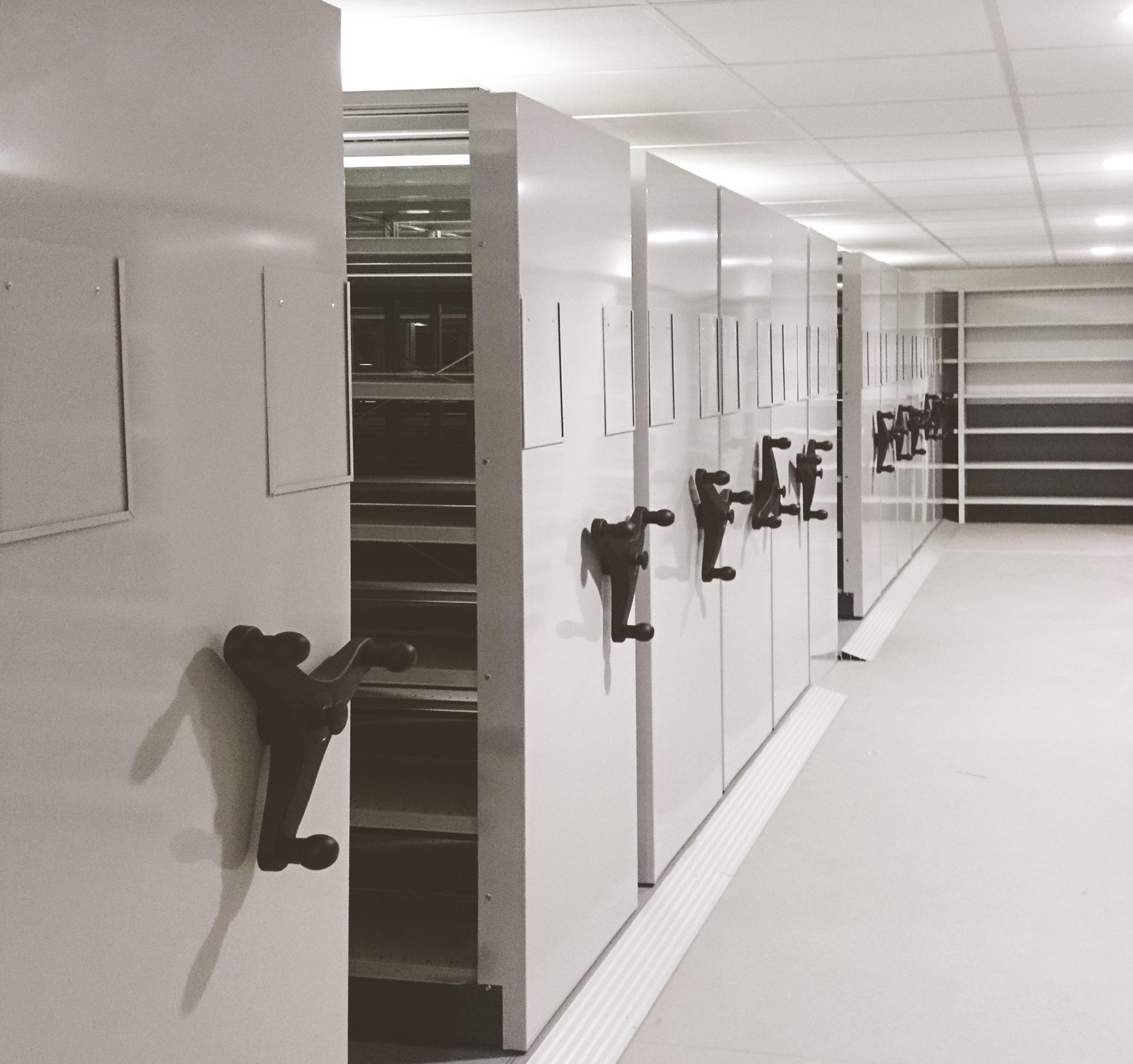 Estanterías móviles Proroll en una sala de archivos
			