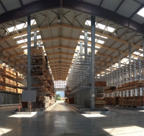 Vista panorámica de un almacén construido con estanterías cantiléver
			