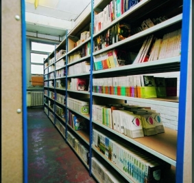 Estanterías para almacenar libros en una biblioteca
			