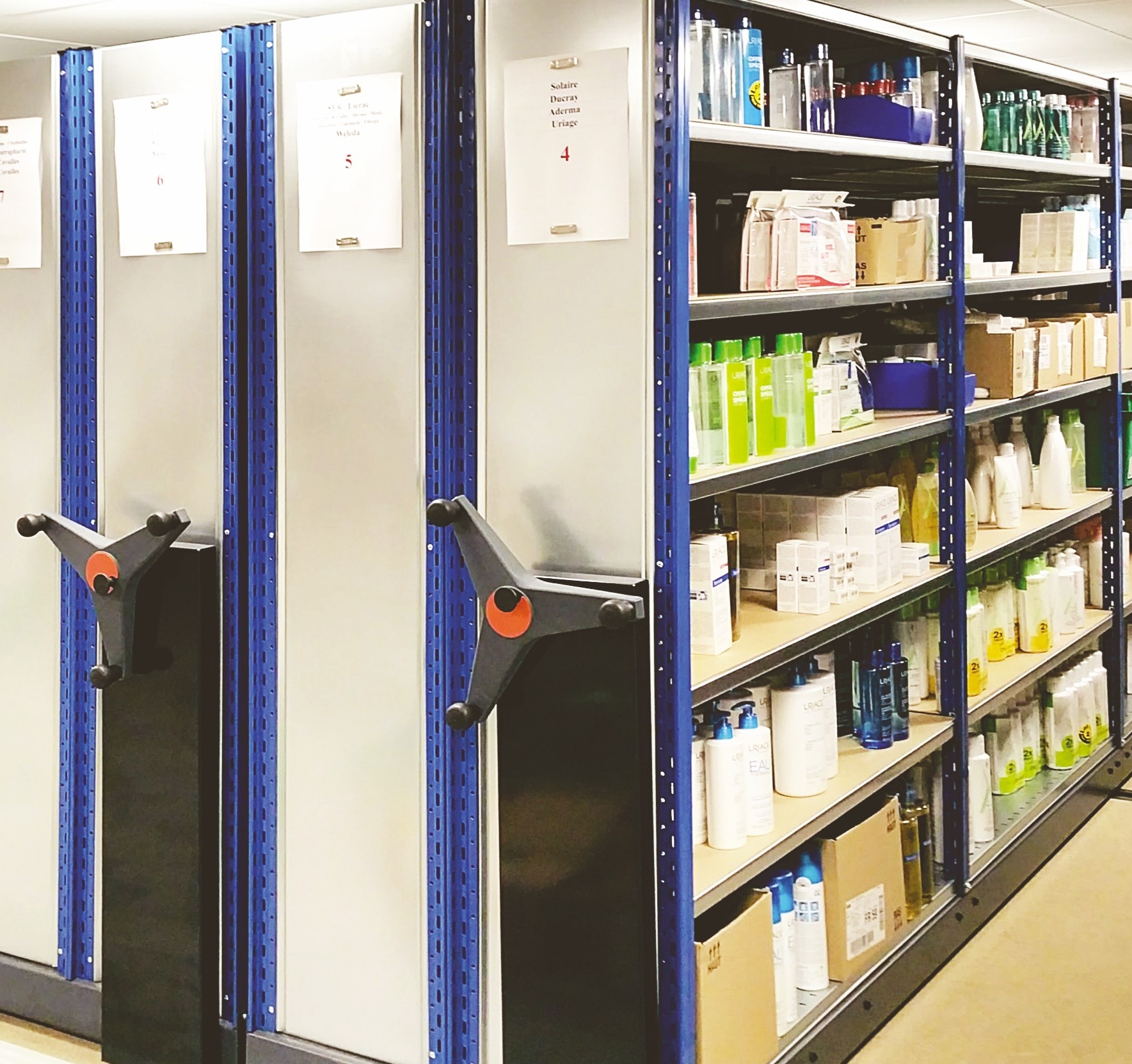 Estanterías móviles Proroll para almacenar productos en el almacén de una farmacia 
			