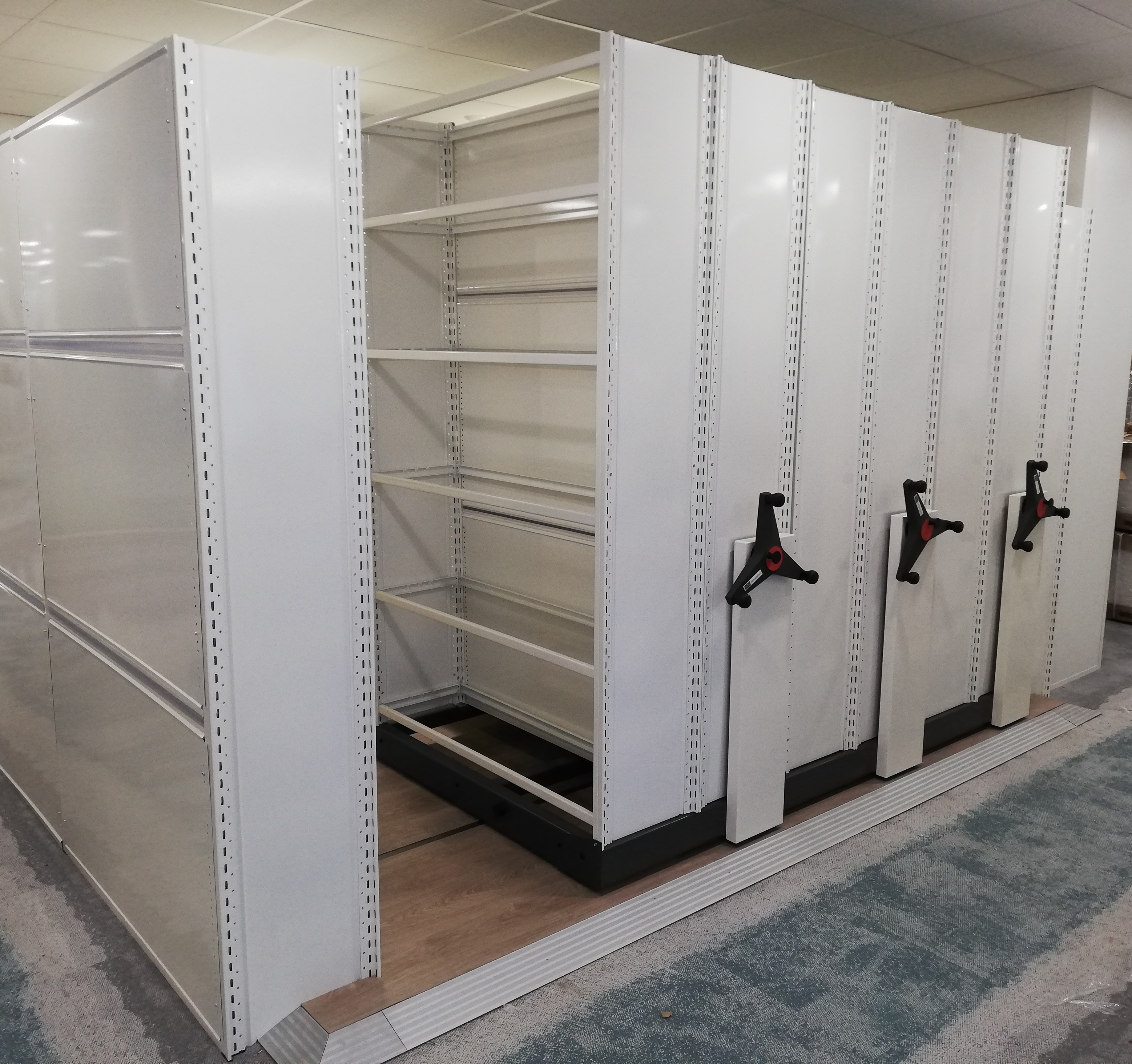 Estanterías móviles Proroll en una empresa farmacéutica
			