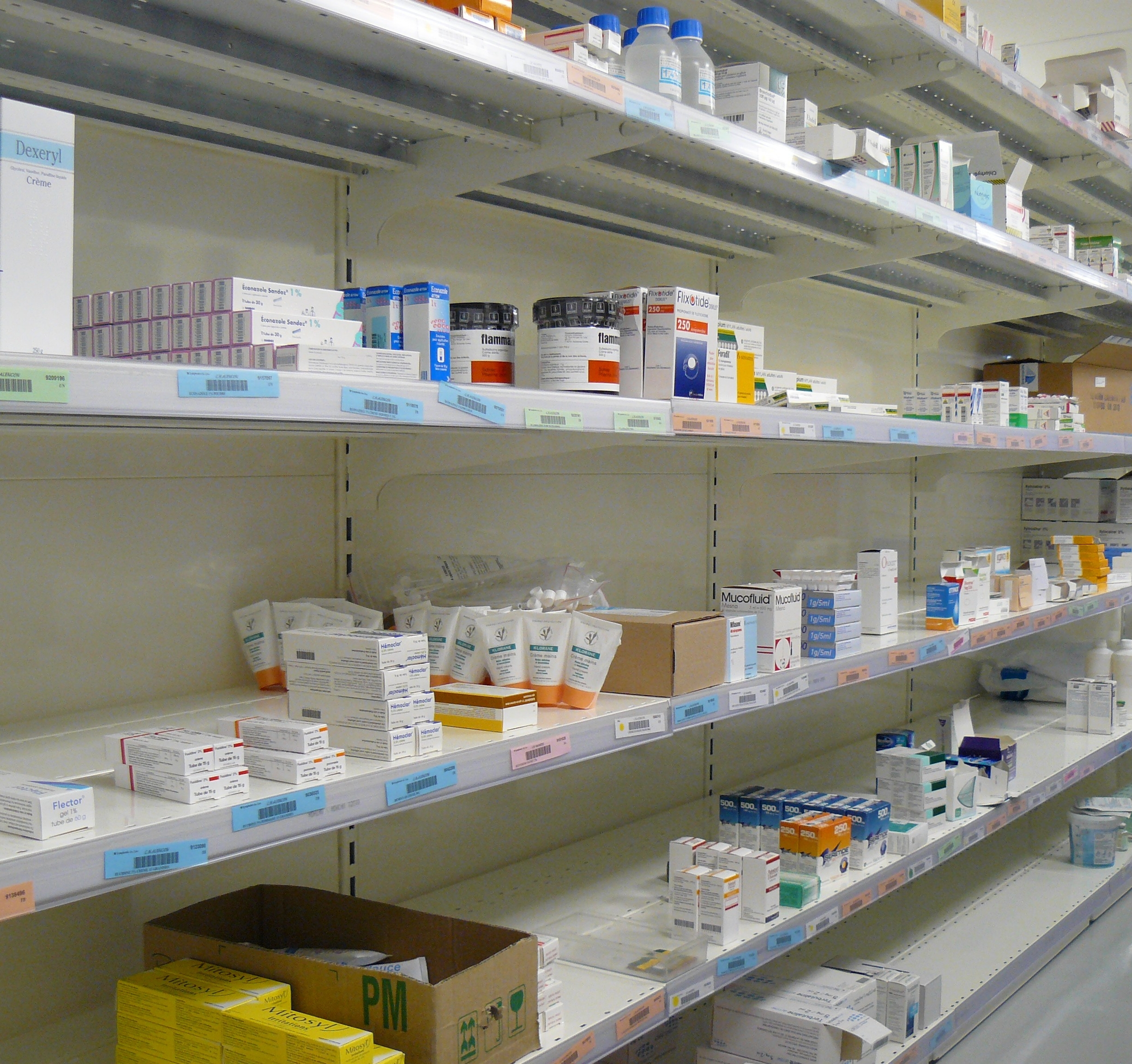 Estanterías en una farmacia para equipar su superficie de venta
			