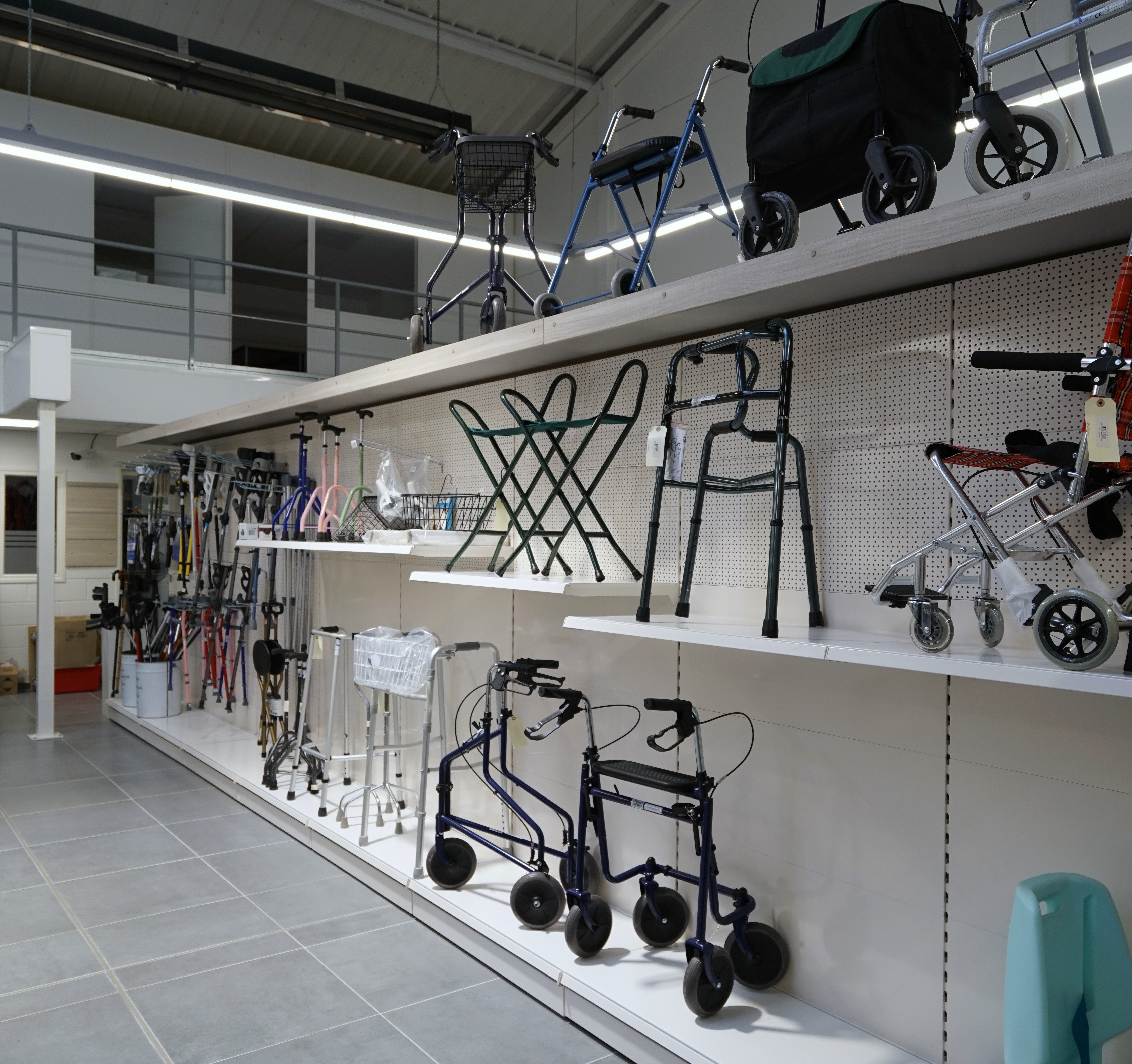 Estanterías para productos sanitarios en una farmacia
			