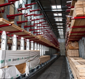 Almacenamiento de madera en estanterías cantiléver en un almacén
			