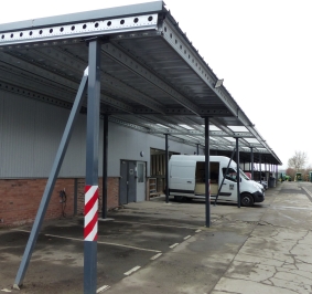 Marquesina industrial para cochera con puntos de carga para coches eléctricos
			