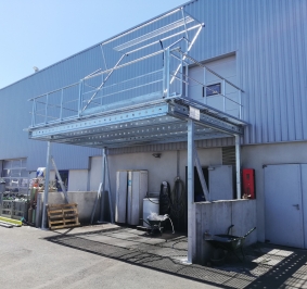 Marquesina industrial con plataforma para recibir palés en altura
			