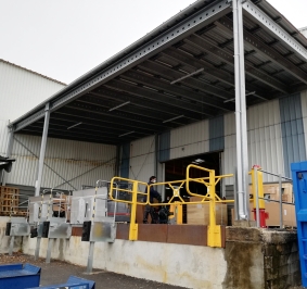 Marquesina industrial con plataforma para recibir palés en altura 
			