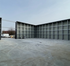Instalación de estanterías exteriores equipadas con toldos y revestimientos
			