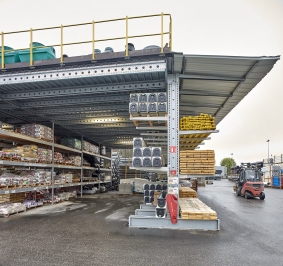 Plataforma de almacenamiento instalada en una estantería voladiza de doble cara con tejadillo
			