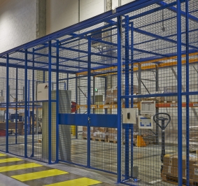 Mamparas de malla con puertas en un almacén
			
