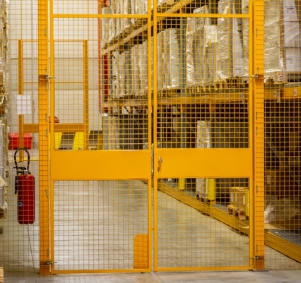 Mamparas y puertas de malla para asegurar el acceso a las estanterías de palés en un fabricante de productos farmacéuticos
			