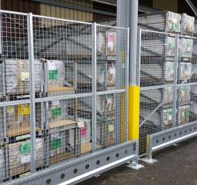 Mamparas exteriores de malla metálica Modul+ de acero galvanizado para proteger el acceso al almacén de mercancías
			