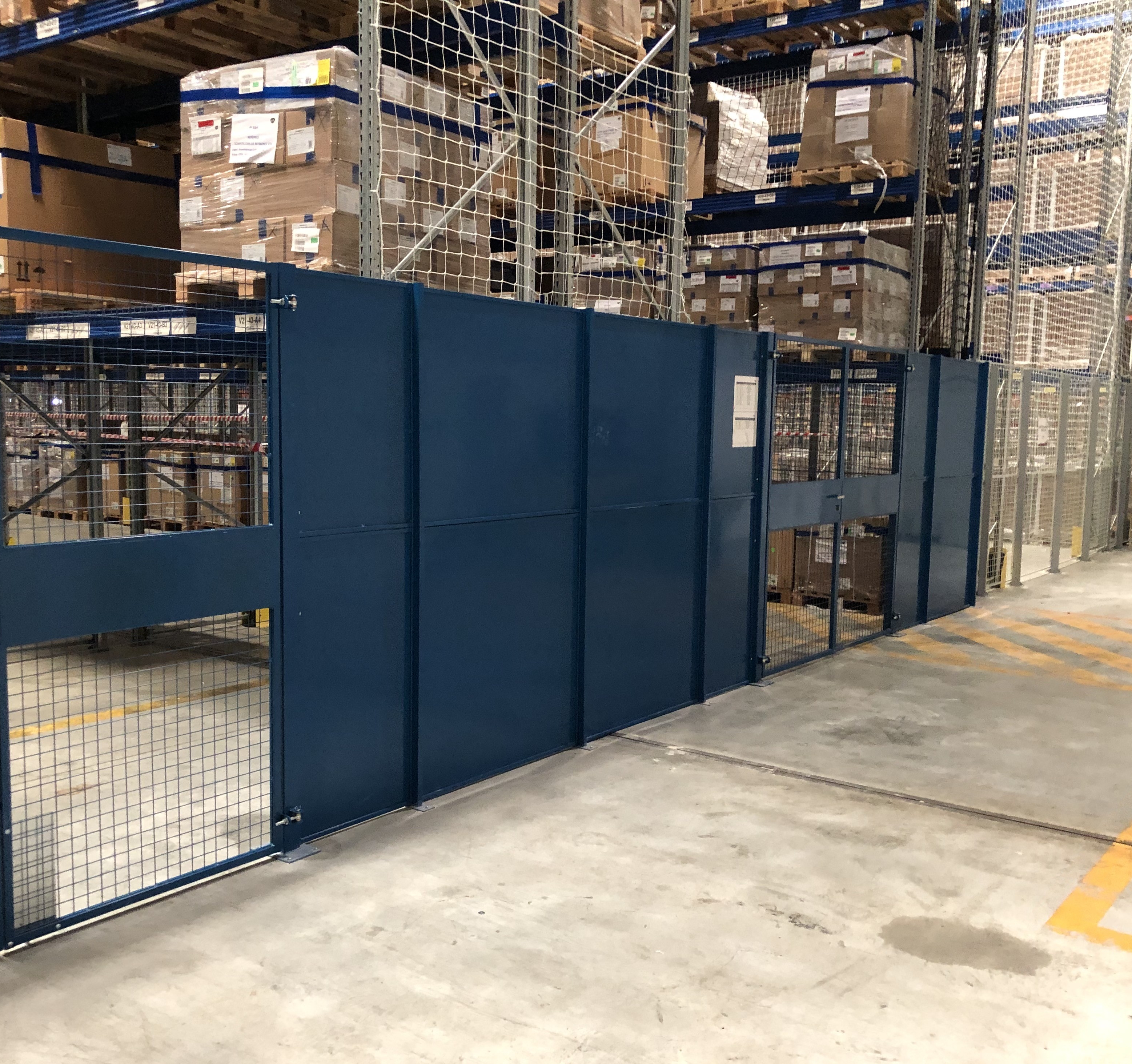 Mampara Modul+ con puertas batientes para acceder a las estanterías de almacenamiento de palés
			