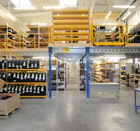 Solución de plataforma-mezzanina instalada en un taller de automóviles
			