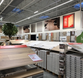 Estanterías y expositores para azulejos y parqué en una tienda de bricolaje
			