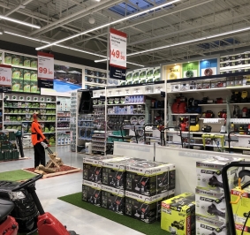 Góndolas y expositores montados para mostrar material de jardinería en una tienda de bricolaje
			