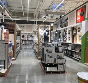 Góndolas y expositores para marcos de fotos en un supermercado
			