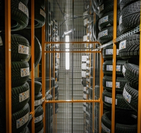 Almacenamiento de neumáticos en estanterías de varios niveles, vista de ángulo bajo
			