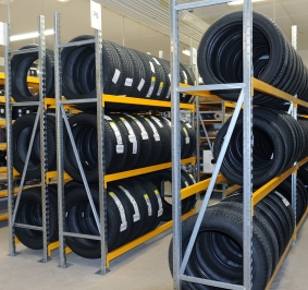 Neumáticos almacenados en estanterías Prorack+ en un almacén de piezas de automóvil
			