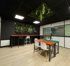 Sala de descanso equipada con mamparas de oficina, incluidas paredes y techos vegetales
			