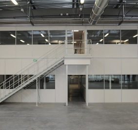 Mamparas modulares para oficinas en 2 niveles en Rémy Martin
			