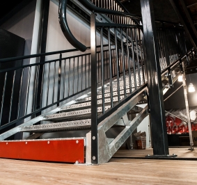 Escalera ERP con zócalo para un acceso seguro al primer escalón
			