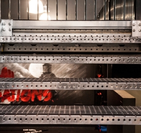 Peldaños de una escalera metálica
			