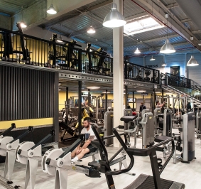 Entreplanta instalada en un pabellón deportivo para crear un segundo nivel
			