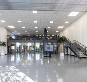 Escalera metálica que da acceso a una plataforma de oficinas
			