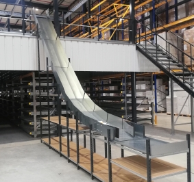 Portapaquetes montado en estantería de taller vacía
			